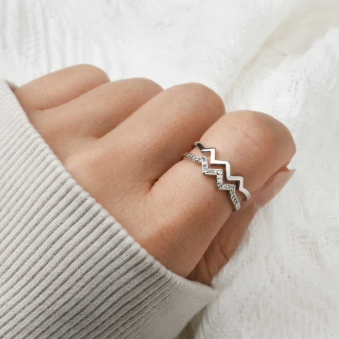 Anillo ajustable con diseño de montaña